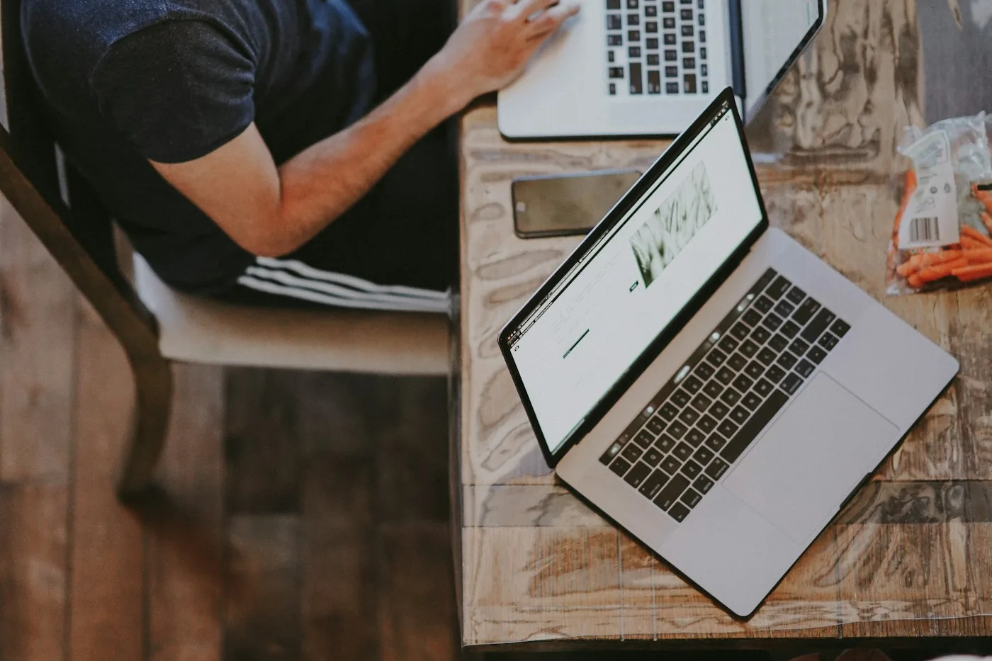 Personne au travail sur un ordinateur portable, vue de dessus