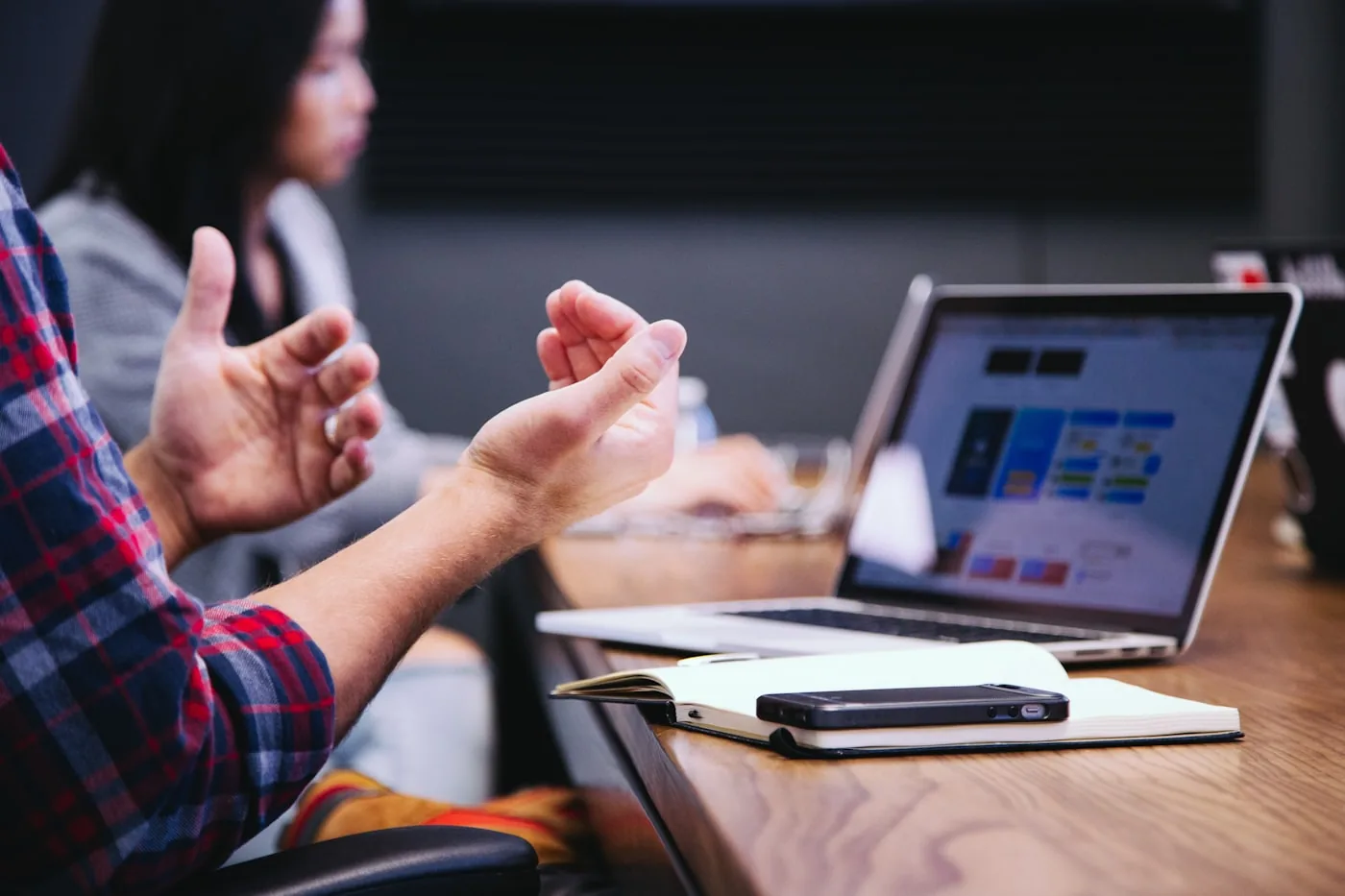 Réunion de travail, un ordinateur portable ouvert sur un tableau de bord